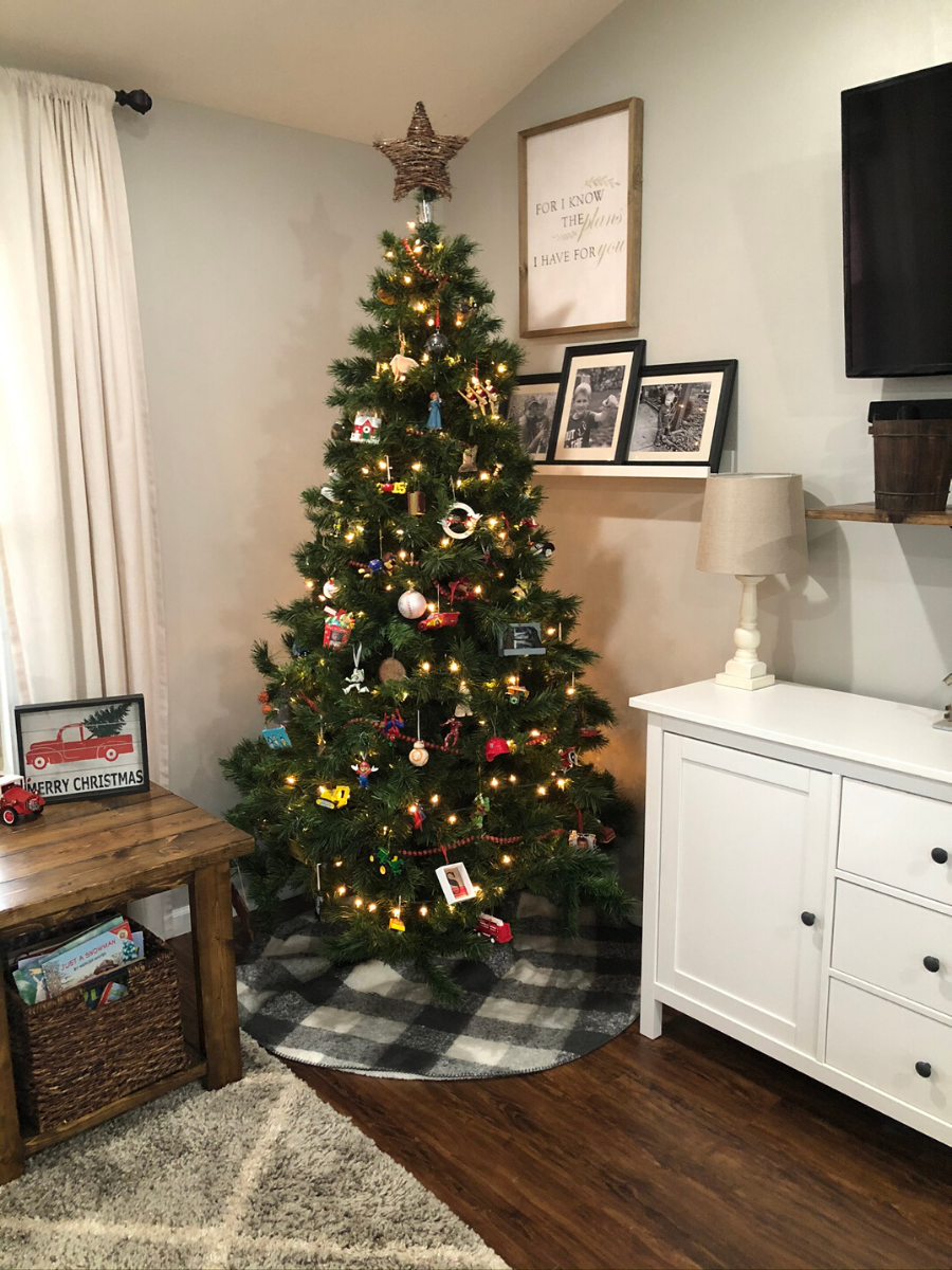 https://www.thesimplyorganizedhome.com/wp-content/uploads/2019/12/Minimal-Christmas-Home-Tour-2.png
